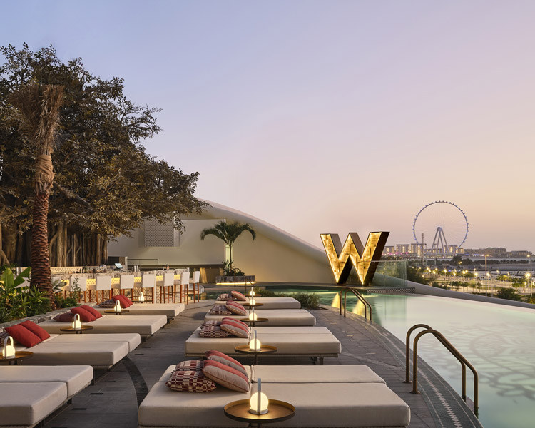 Pool auf dem Dach mit gepolsterten Liegen und kleinen Tischen, großem goldenen 